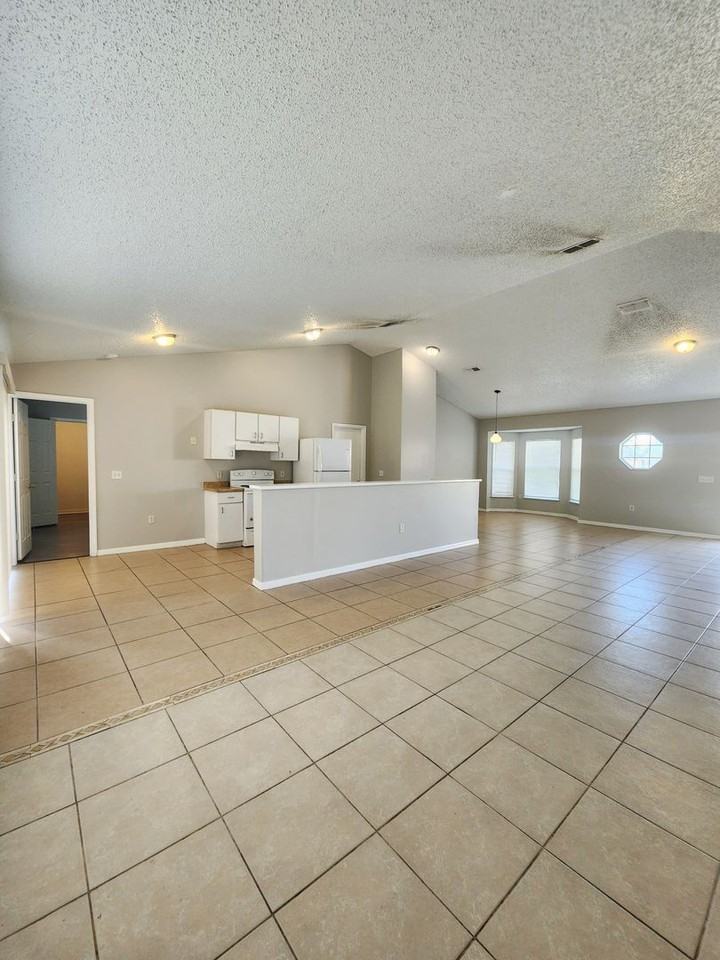 256 Churchill Ct - Photo 3 of 16