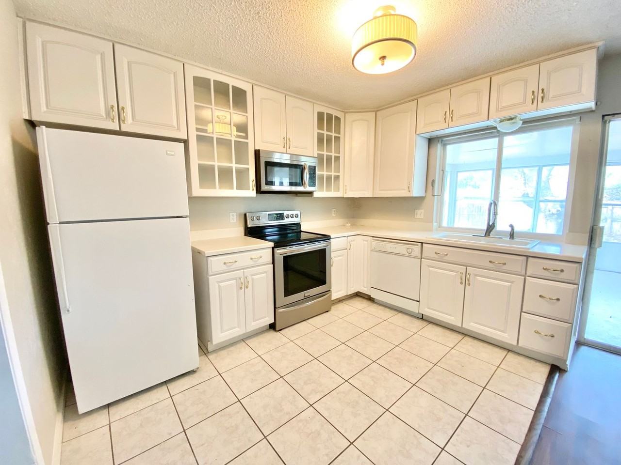 701 Victoria Dr - Photo 7 of 20