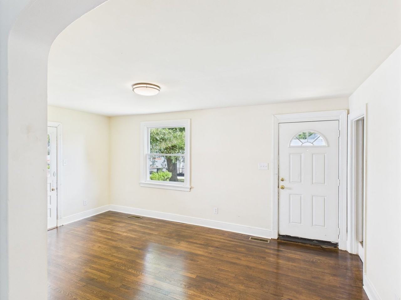 3905 Larchmont Ln - Photo 2 of 28