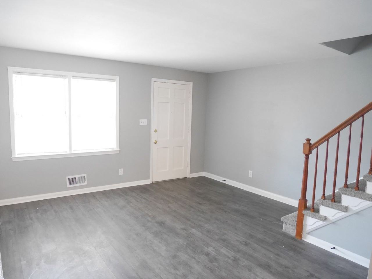 2243 Graythorn Rd - Photo 2 of 22