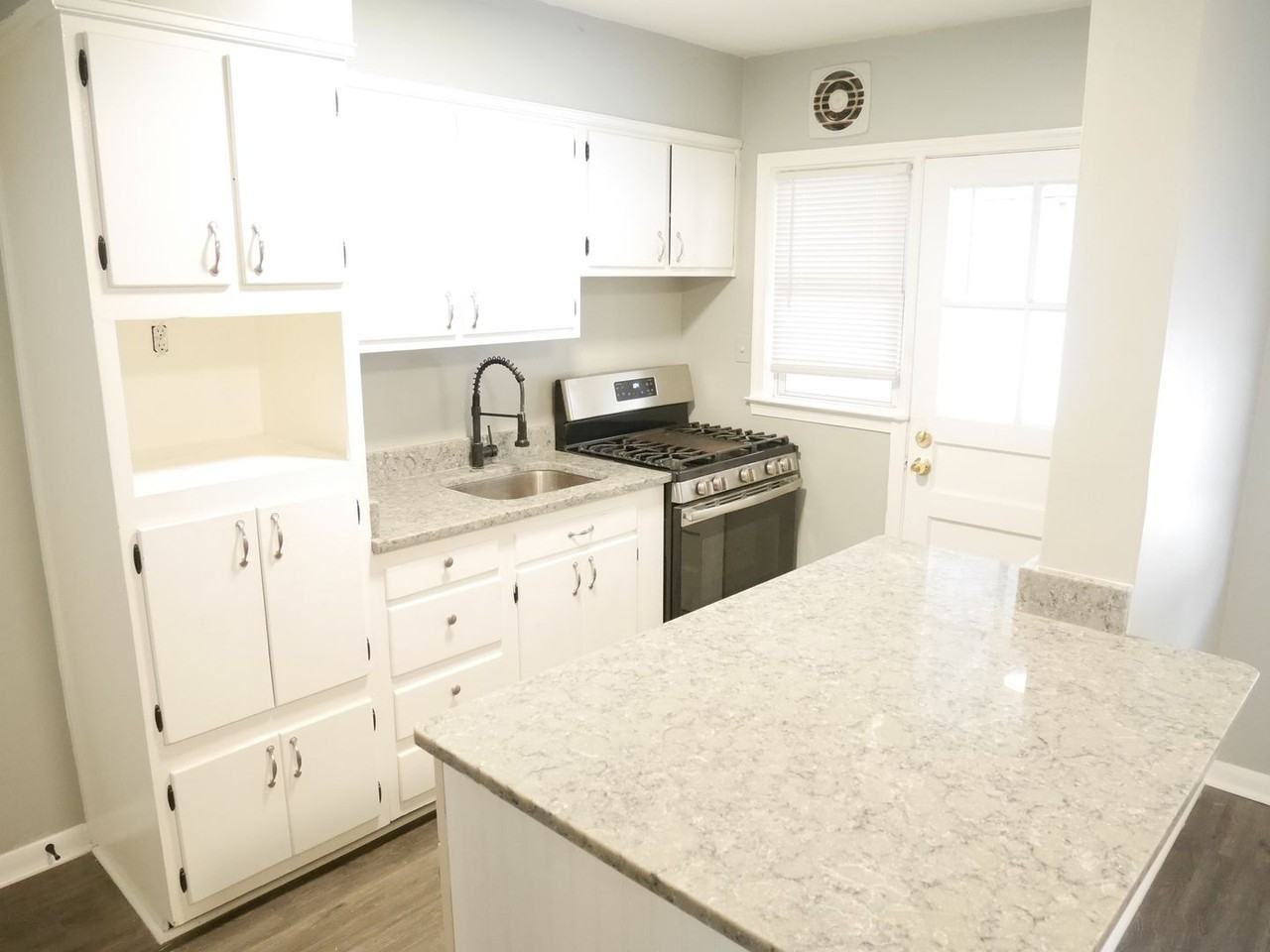 2243 Graythorn Rd - Photo 4 of 22