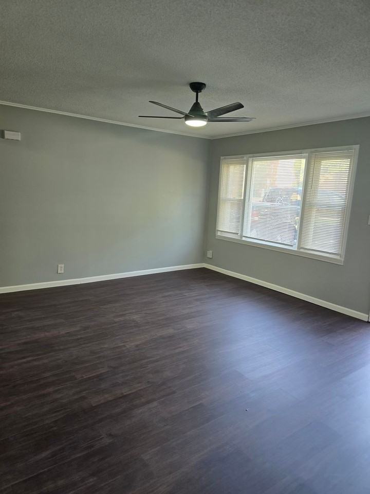 4900 Mission Rd - Photo 3 of 13