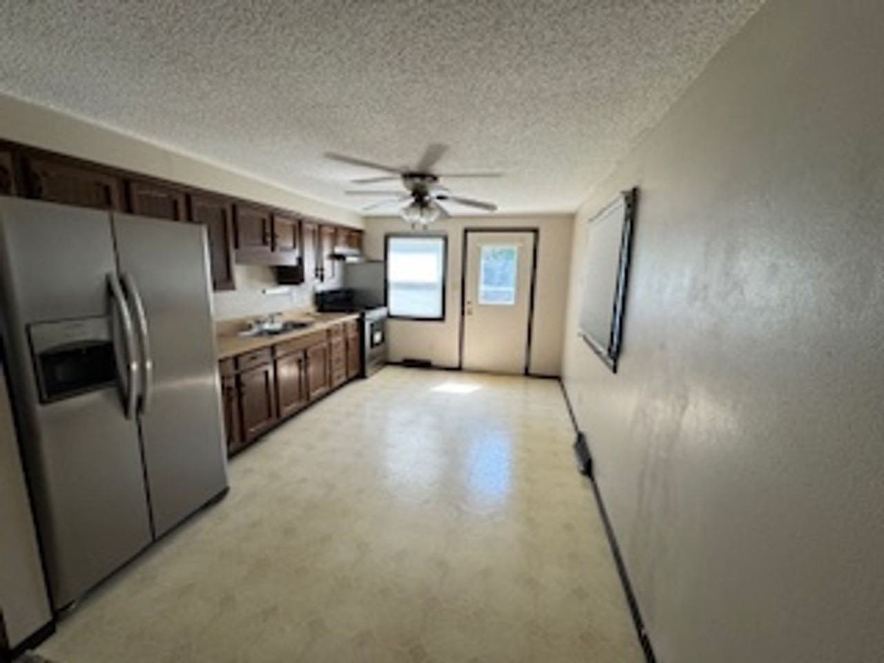 350 Earl St - Photo 3 of 18
