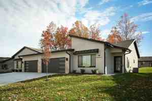 featured image of 201 E Maplewood Ln