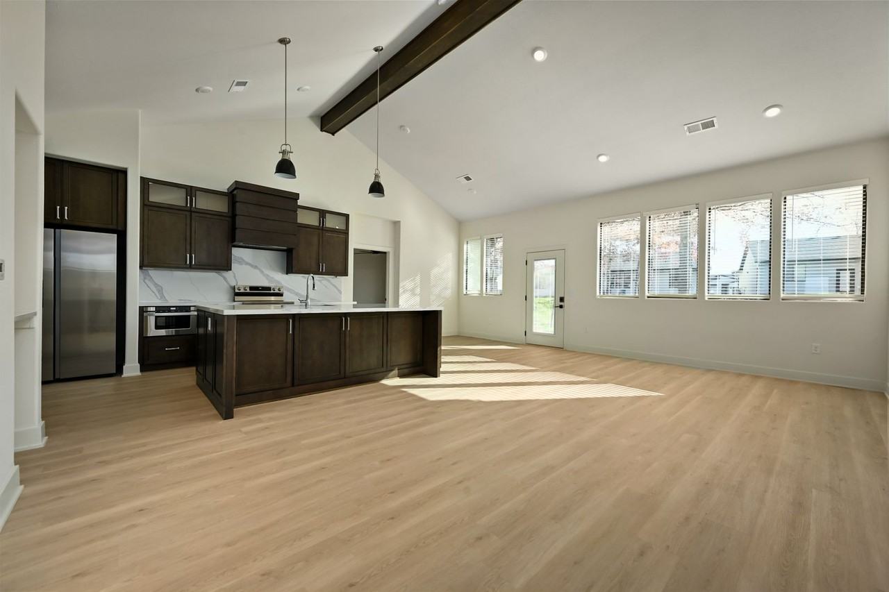 201 E Maplewood Ln - Photo 4 of 22
