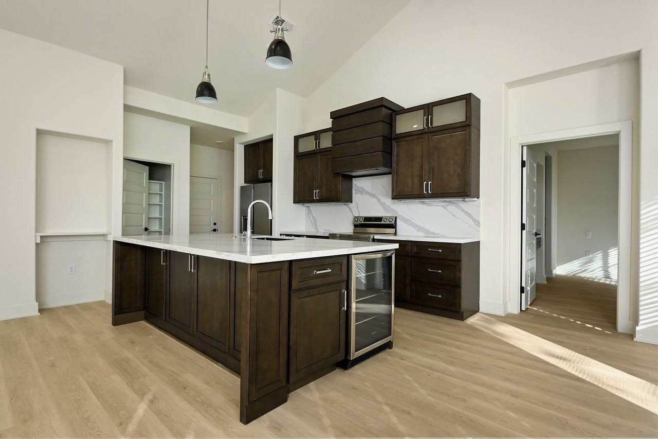 201 E Maplewood Ln - Photo 7 of 22