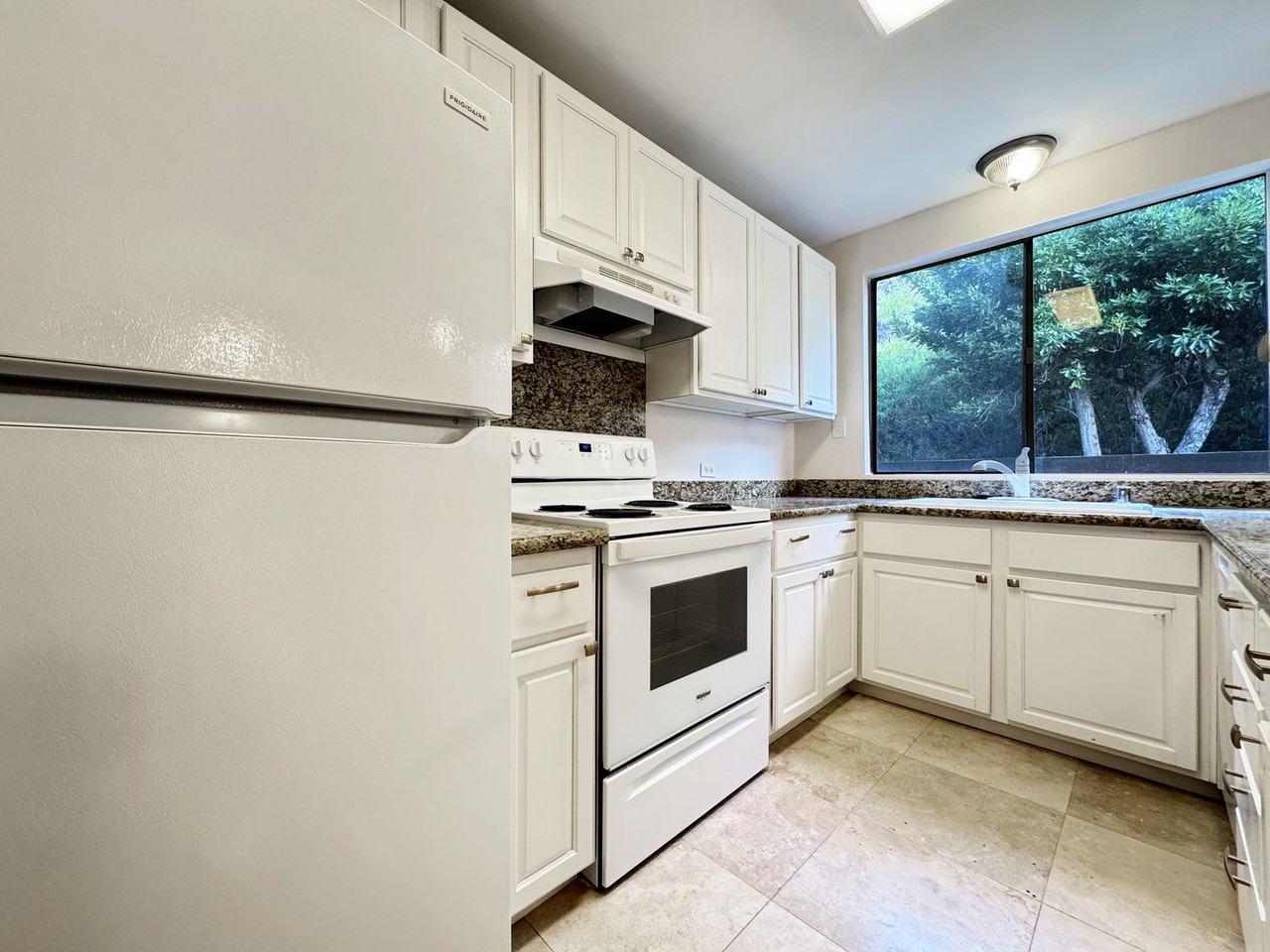 360 Kawaihae St Apt E - Photo 3 of 23