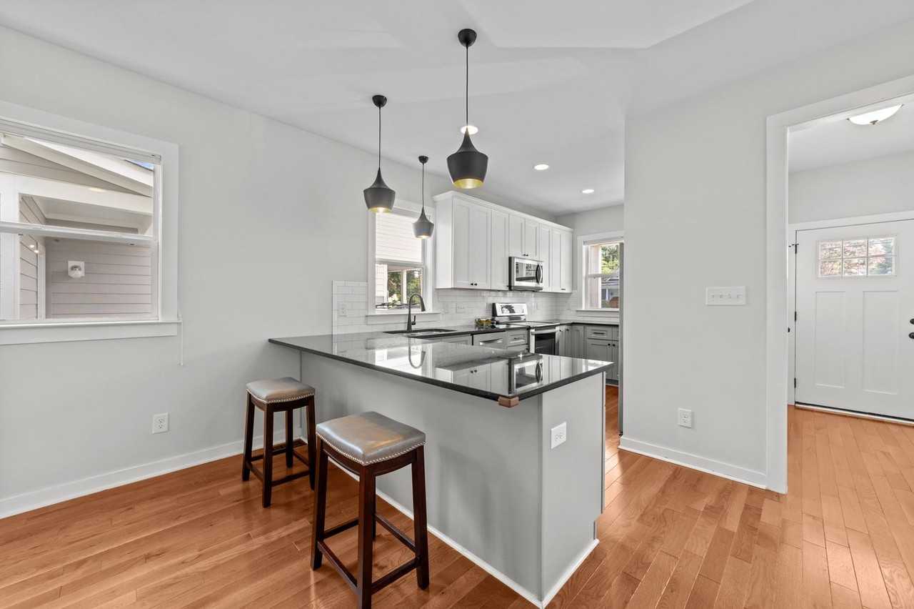 536 E Lenoir St - Photo 5 of 38