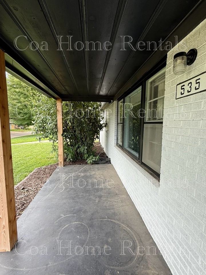535 S Derby Ave - Photo 2 of 12