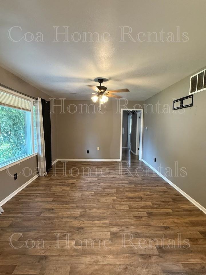 535 S Derby Ave - Photo 3 of 12