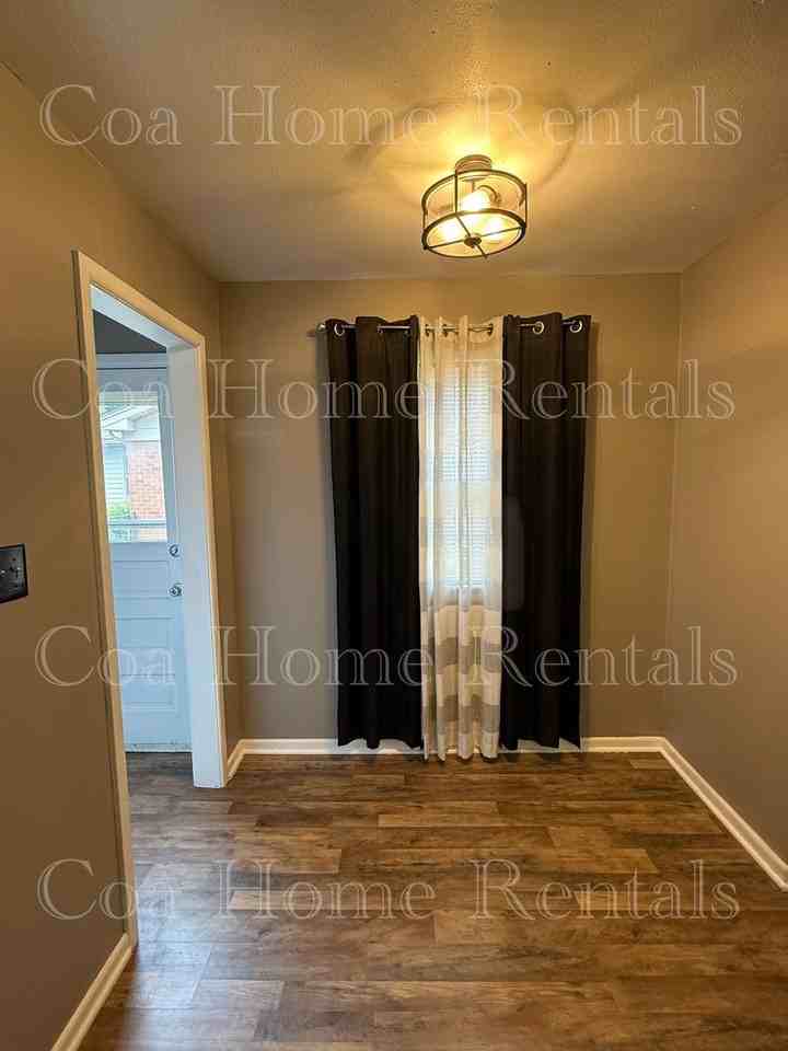 535 S Derby Ave - Photo 4 of 12