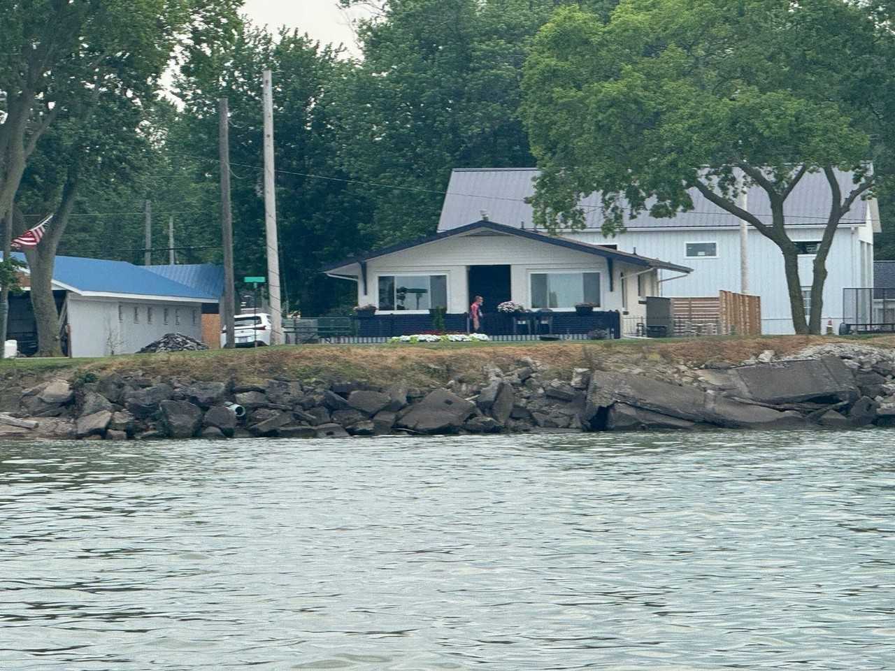 1405 E Bayview Dr - Photo 2 of 50