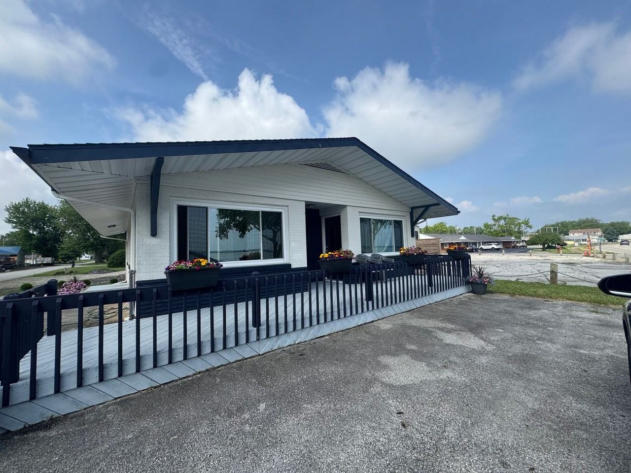 1405 E Bayview Dr - Photo 3 of 50