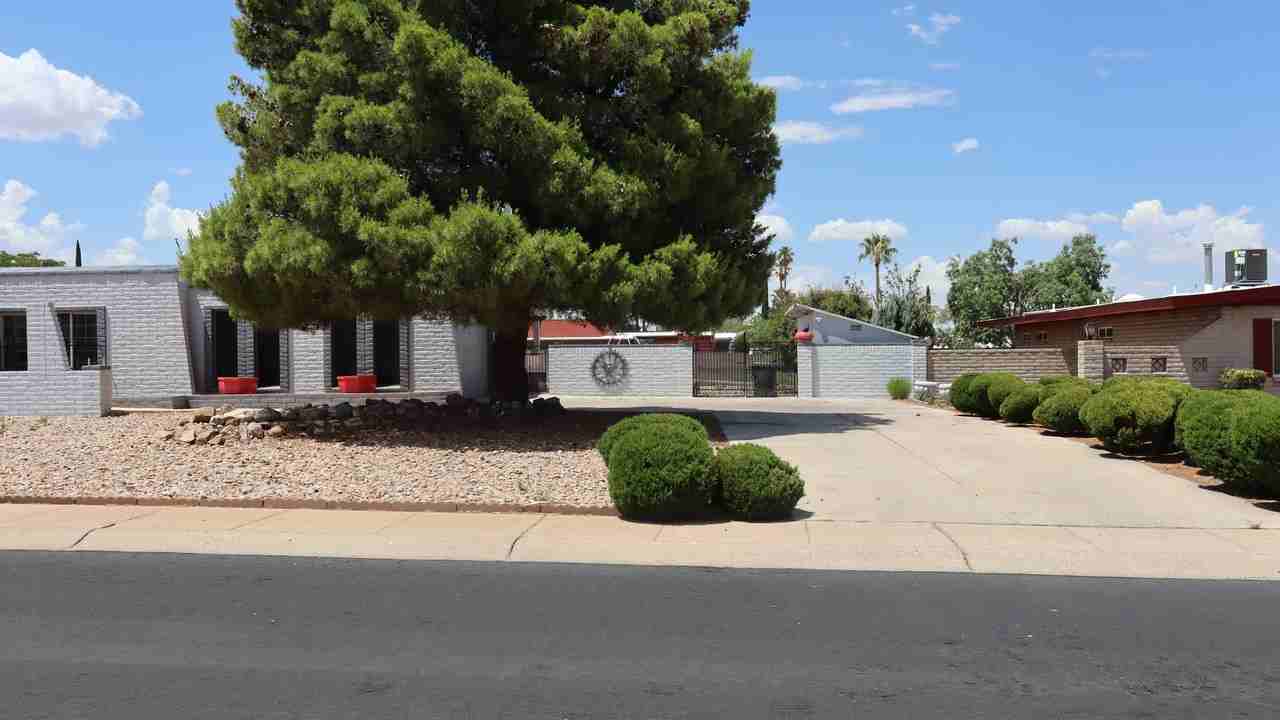 2101 East Elmwood Lane - Photo 2 of 23