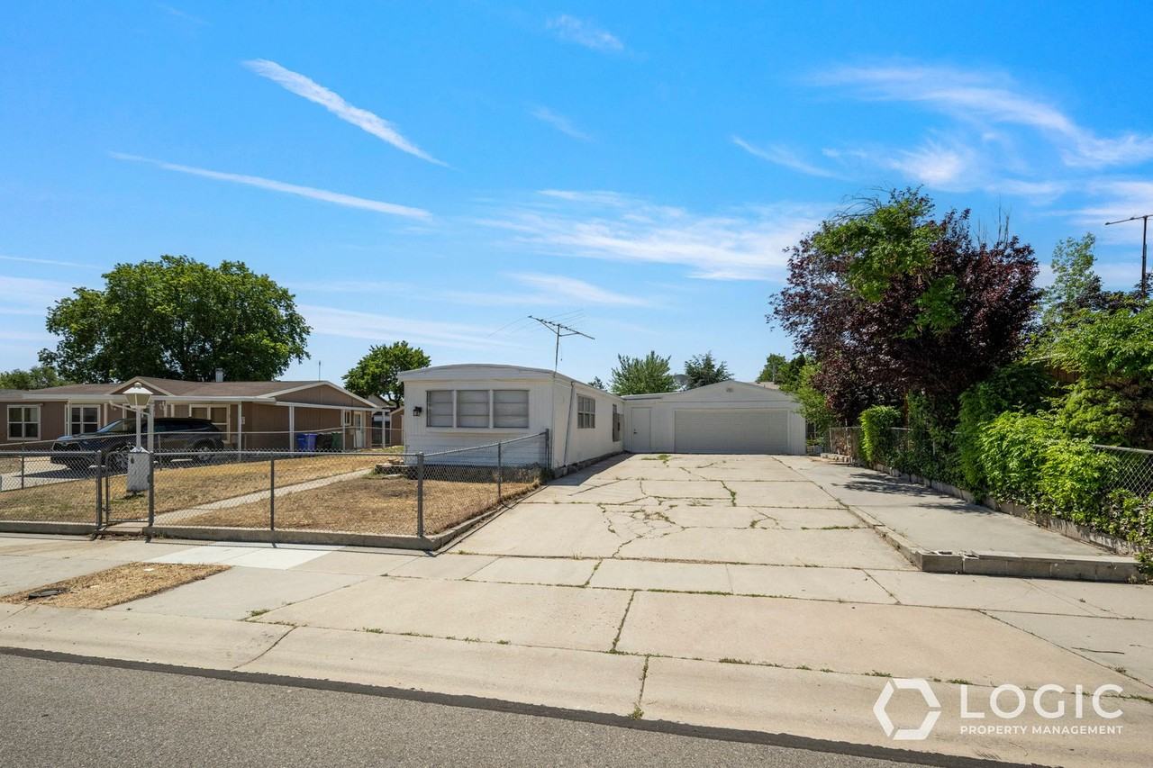 3921 W Gentry Ln - Photo 2 of 16