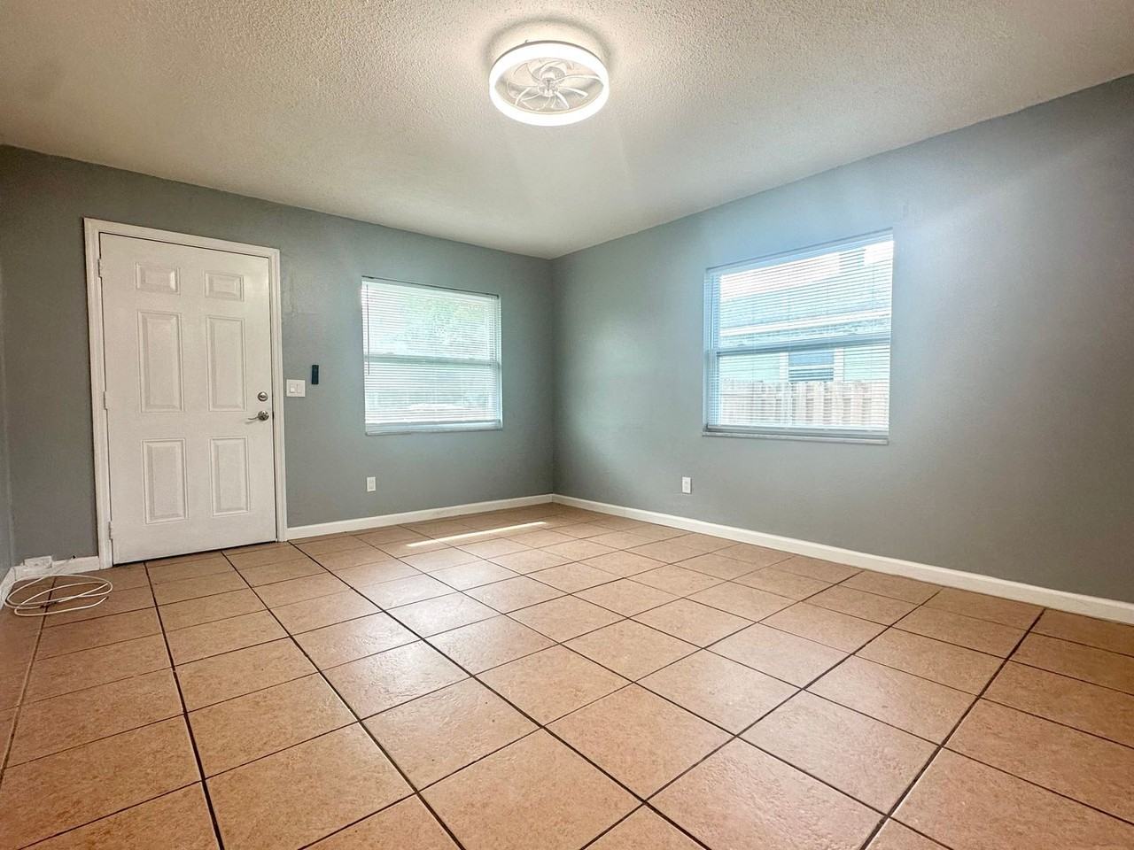 2437 S Mills Ave - Photo 3 of 17