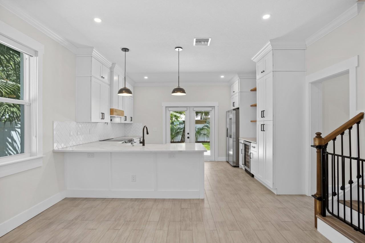 101 W Emma St - Photo 2 of 36