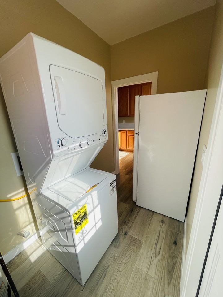 $2,200 2br - Modern Comfort Meets Classic Vibes – Renovated 2BR Apartment East Hollywood! - Photo 3 of 24