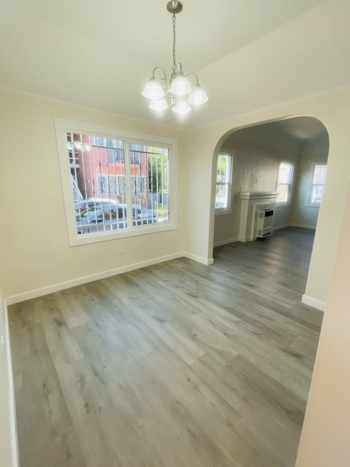 $2,200 2br - Modern Comfort Meets Classic Vibes – Renovated 2BR Apartment East Hollywood! - Photo 7 of 24