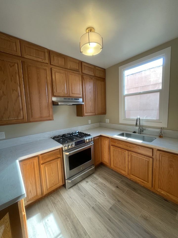 $2,200 2br - Modern Comfort Meets Classic Vibes – Renovated 2BR Apartment East Hollywood! - Photo 2 of 24