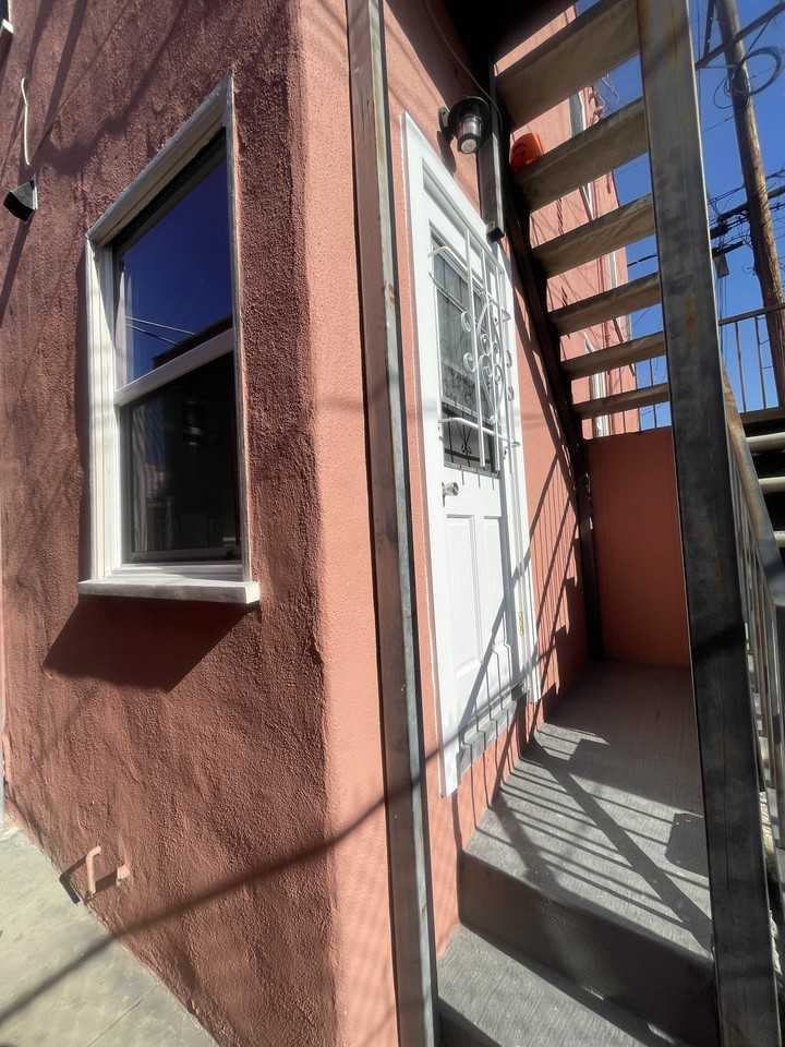 $2,200 2br - Modern Comfort Meets Classic Vibes – Renovated 2BR Apartment East Hollywood! - Photo 5 of 24