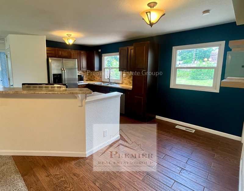 1437 Howard Ave - Photo 5 of 18