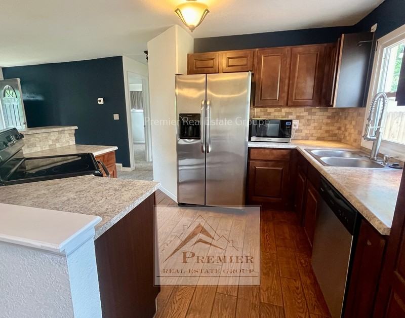 1437 Howard Ave - Photo 6 of 18