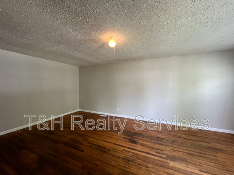 1023 S Worth Ave - Photo 7 of 18