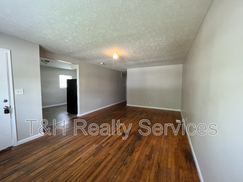 1023 S Worth Ave - Photo 6 of 18