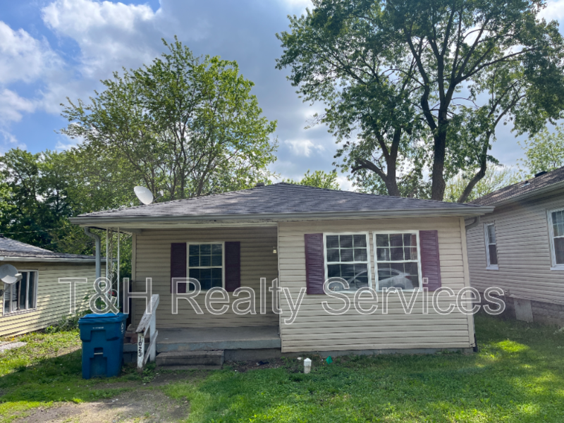 1023 S Worth Ave - Photo 3 of 18