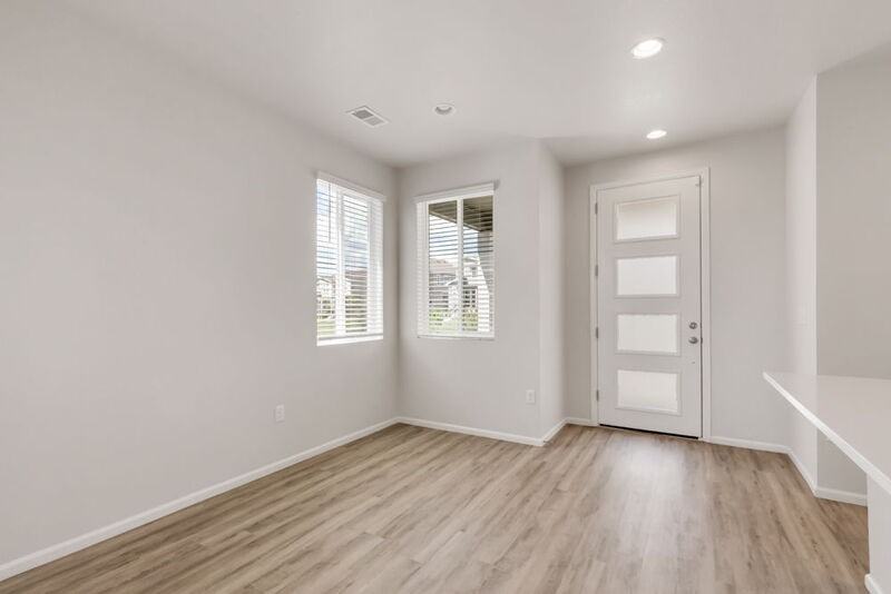 5386 Robb St - Photo 2 of 28