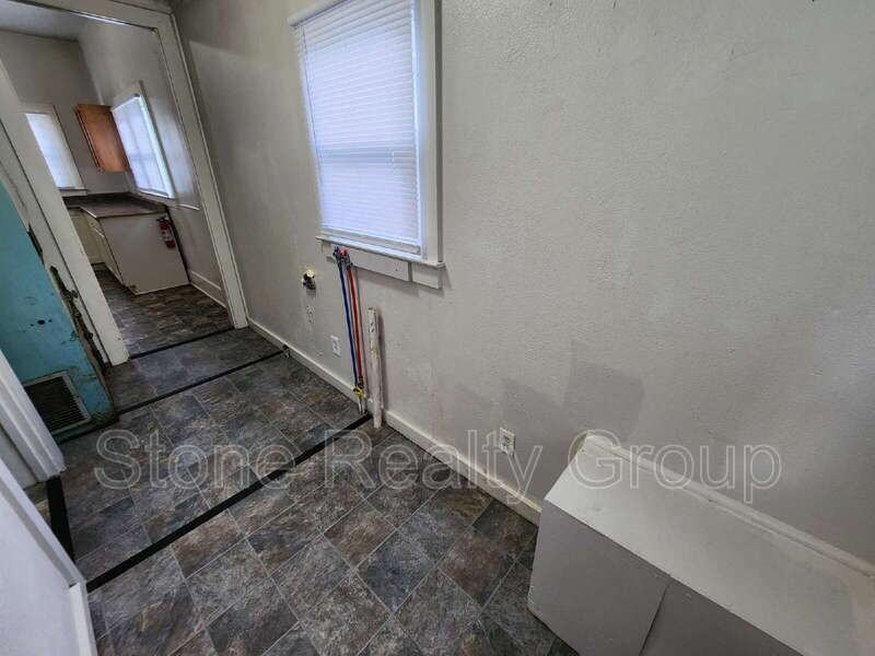 1119 S 11th St - Photo 7 of 10