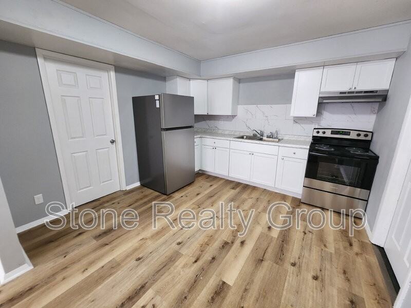 2105 Berne Ave - Photo 3 of 12