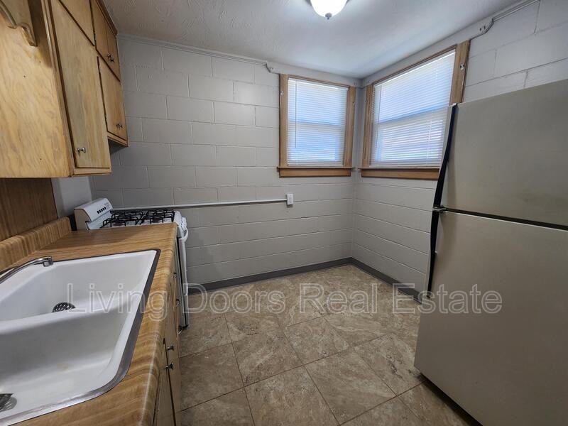 849 S St - Photo 3 of 8