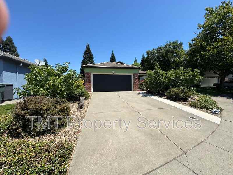 301 Brimfield Ct - Photo 2 of 18