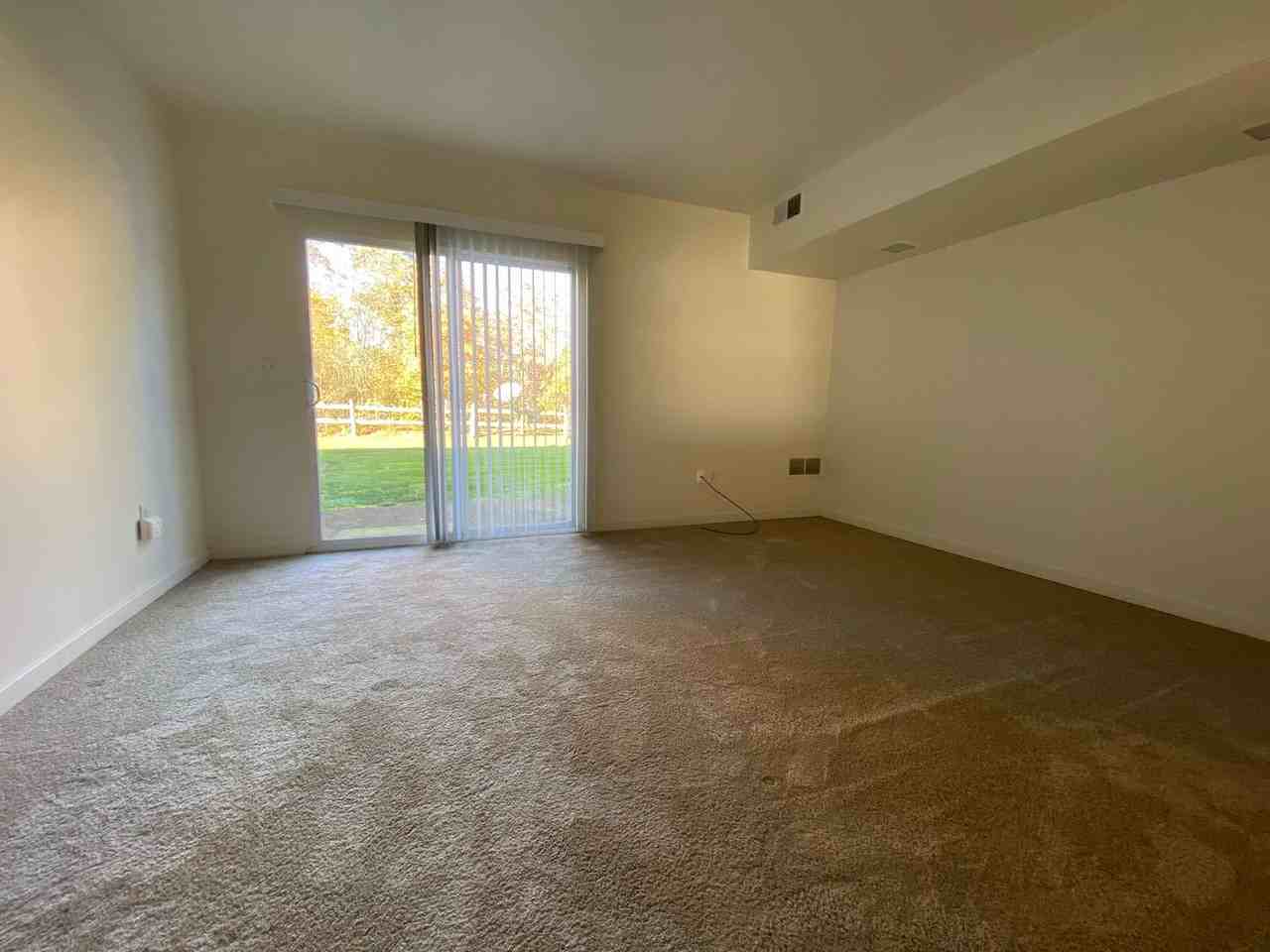 710 Hemlock Sq - Photo 3 of 11