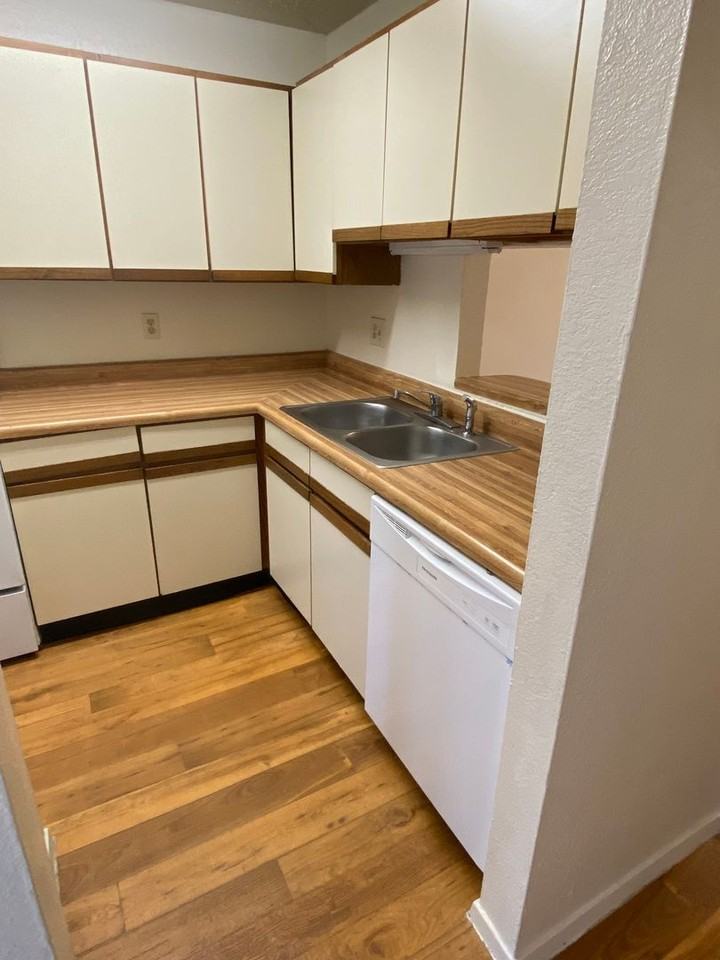 842 W Collins St - Photo 4 of 12