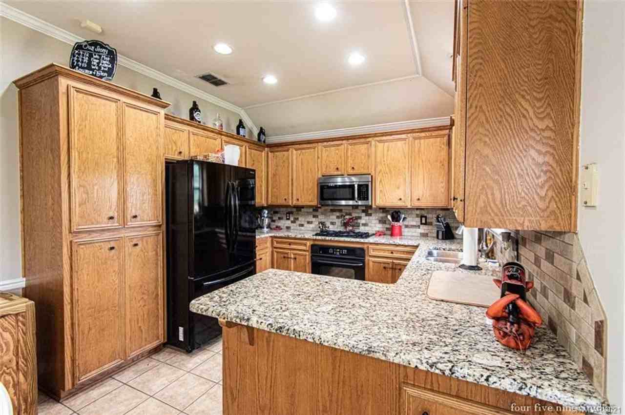 3222 Stockwell Rd - Photo 5 of 13