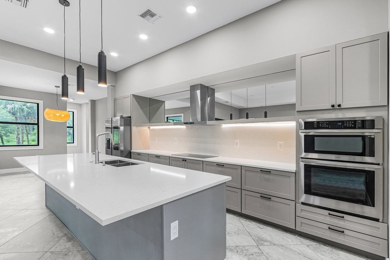 408 41st Ave Ne #NA - Photo 6 of 30