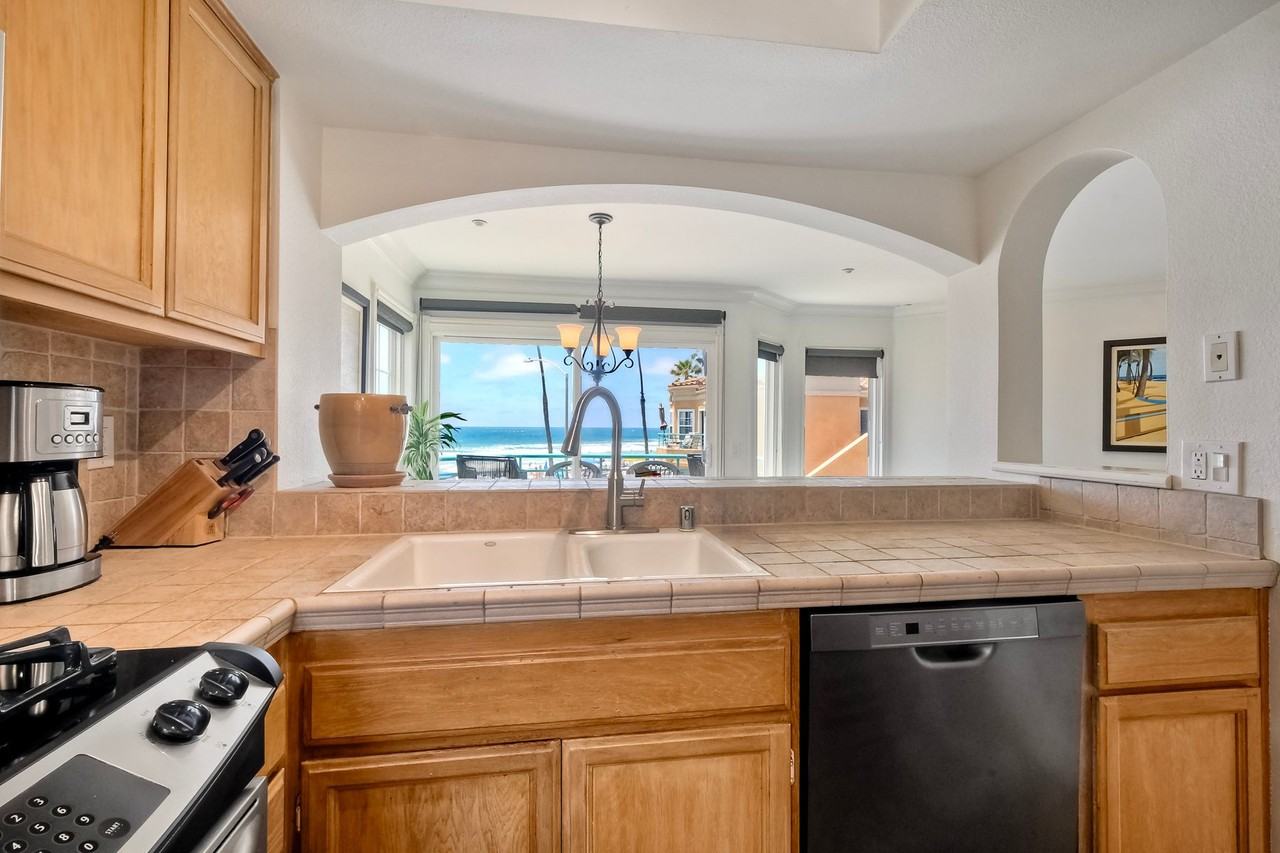 400 The Strand North #46 - Photo 2 of 24