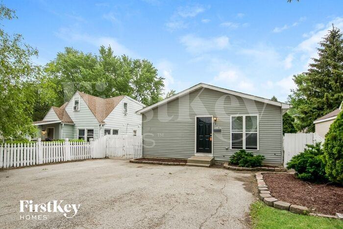 319 Fairlawn Dr - Photo 2 of 15