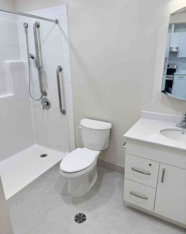 600 West Queens Road - Photo 5 of 7