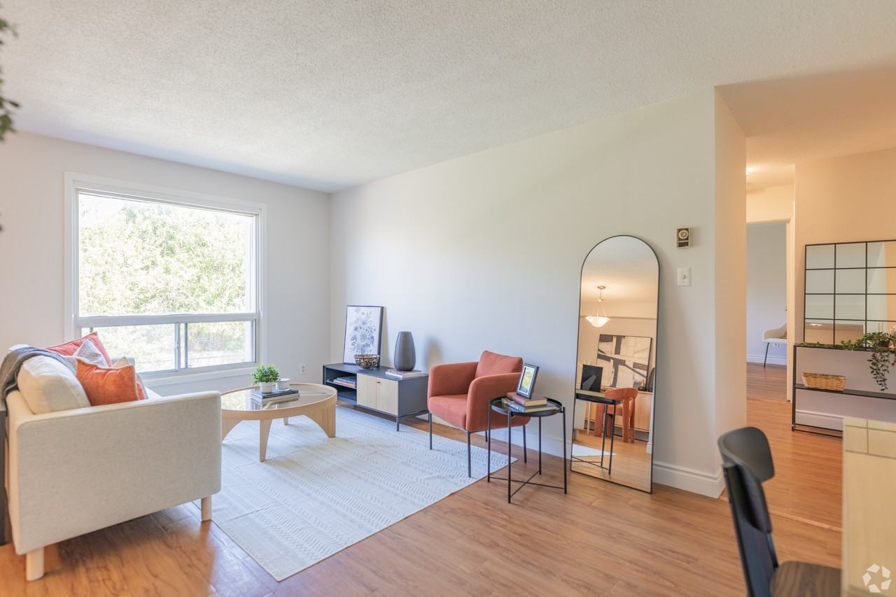 75 and 77 Huron Heights Dr, Newmarket, ON - Photo 2 of 16