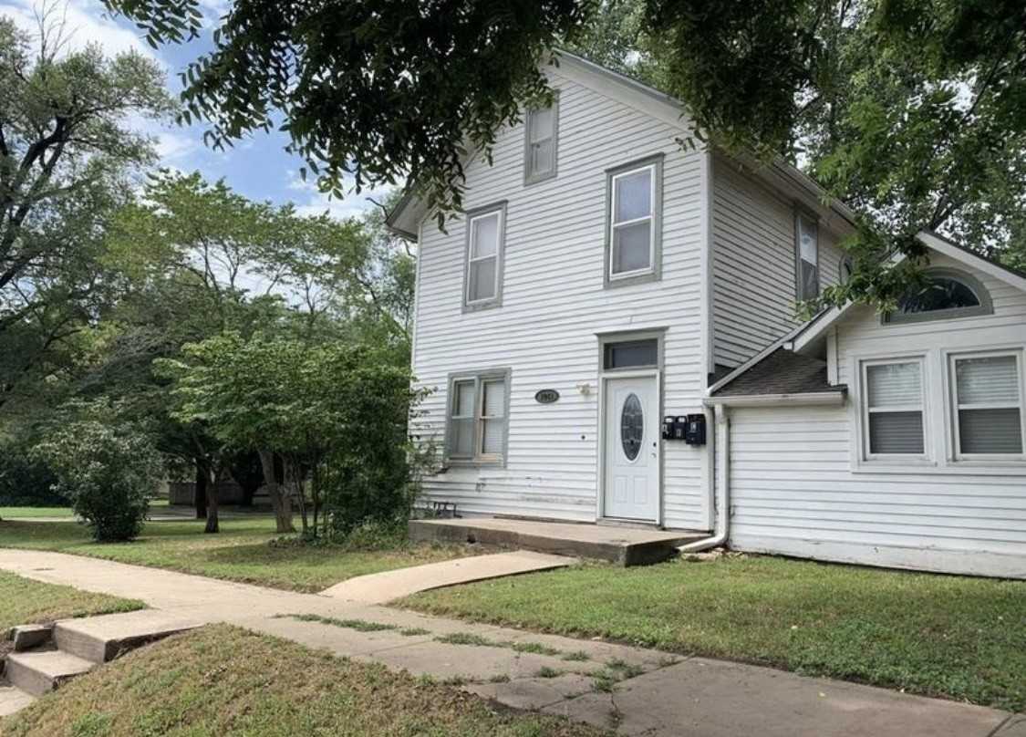 1043 Delaware St Apt B - Photo 3 of 12