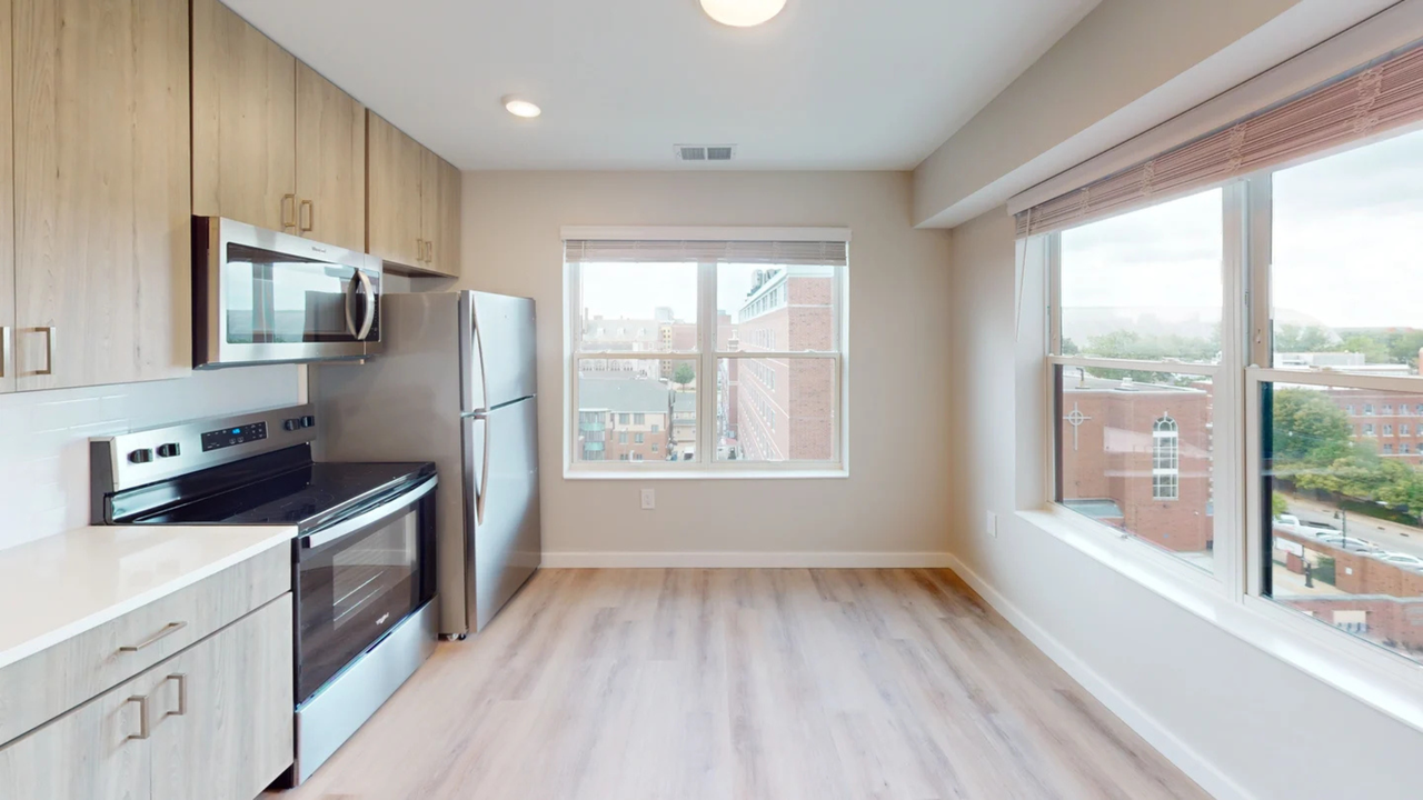 608 E Chalmers - Photo 5 of 50