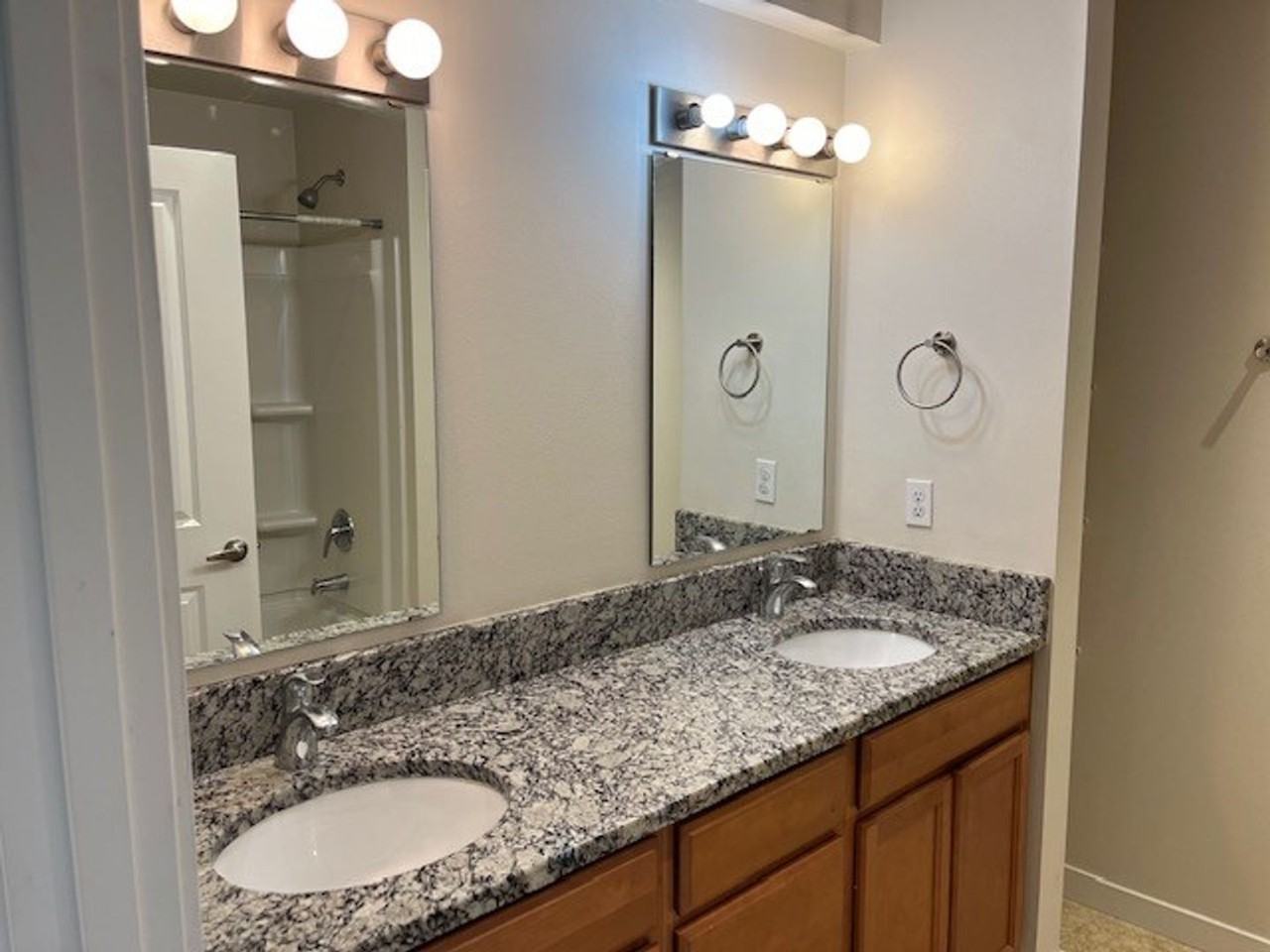 Modern 3 bedroom Townhomes with Garage - Photo 5 of 5