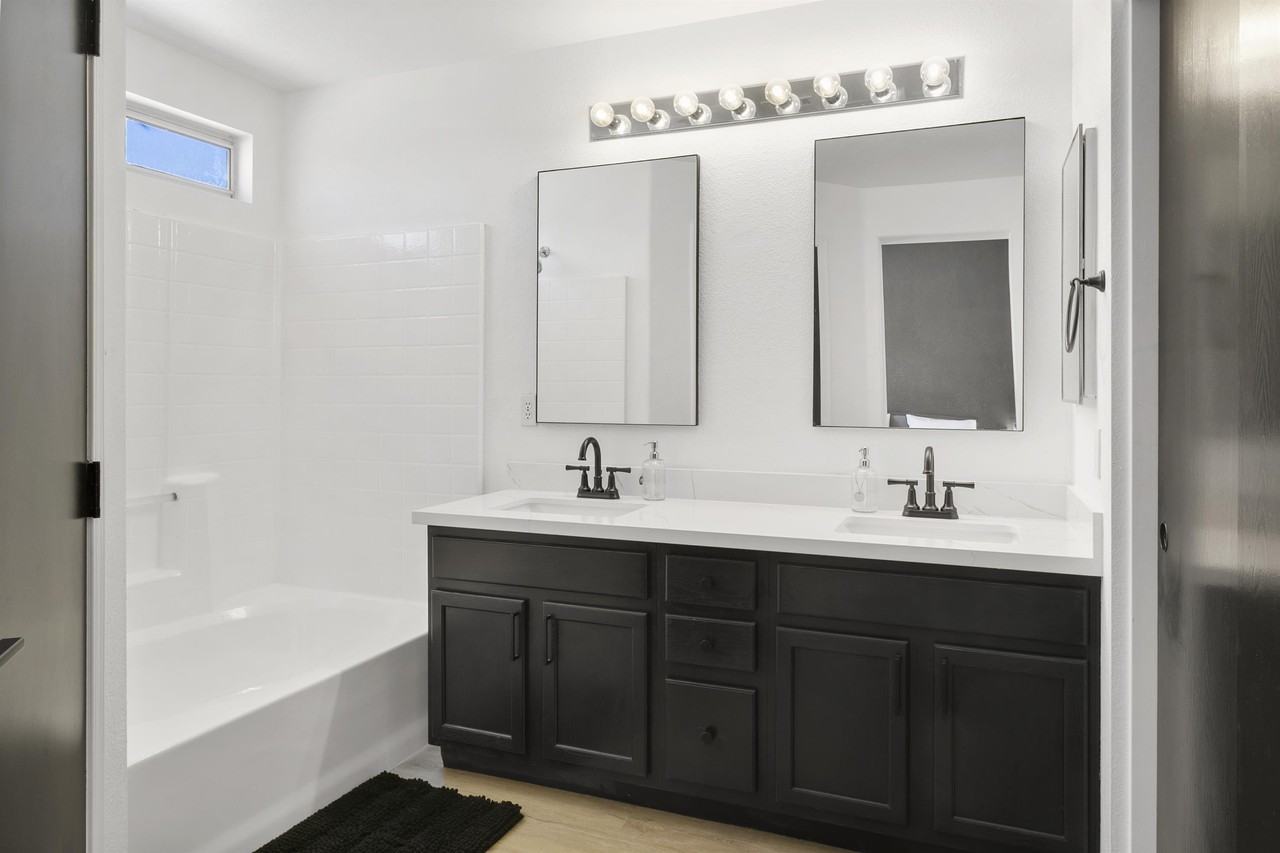 10319 W Luke Ave - Photo 2 of 15