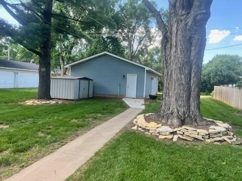 611 Walnut St - Photo 3 of 16