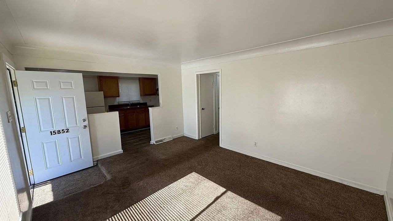 15852 Wabash St - Photo 2 of 16