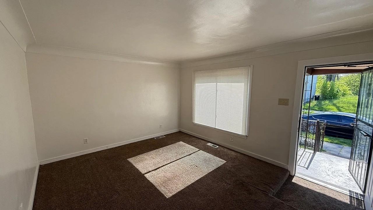 15852 Wabash St - Photo 3 of 16